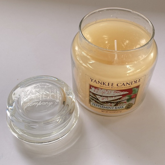 YANKEE CANDLE Peppermint Bark Candle 14.5 oz - Picture 2 of 8